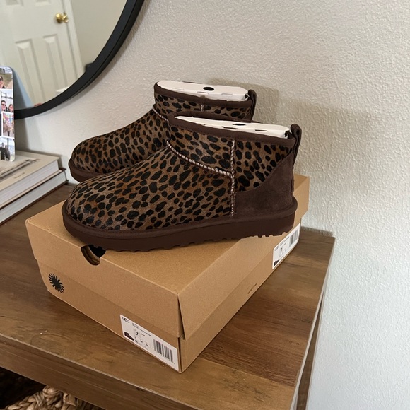 UGG Classic Ultra Mini Caspian Genuine Calf Hair Bootie. 7M. Cheetah print. New - Picture 3 of 11
